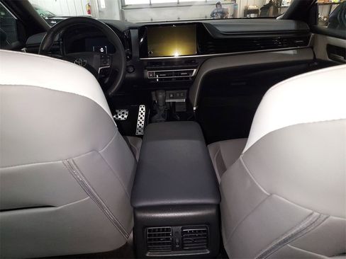 Used 2025 Toyota Camry XLE image 10