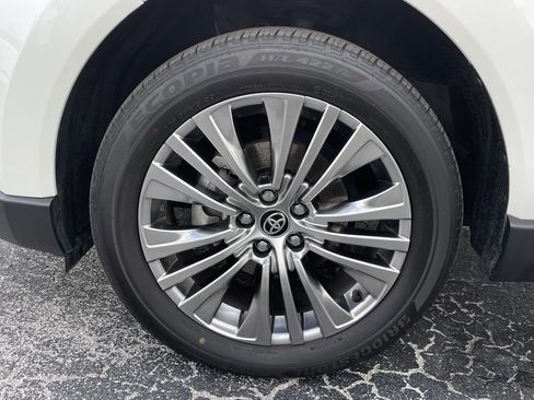 Used 2021 Toyota Venza XLE w/ Softex Package image 35