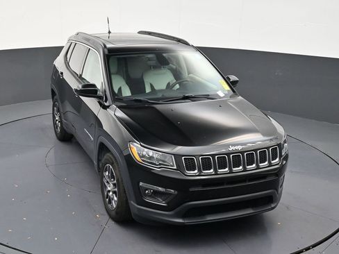 Used 2018 Jeep Compass Latitude FWD image 18