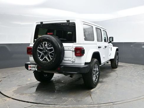 Used 2025 Jeep Wrangler Sahara image 9