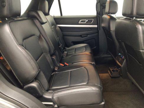 Used 2017 Ford Explorer XLT w/ Equipment Group 202A AWD/4WD image 19