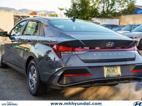 New 2026 Hyundai Elantra SE FWD image 8