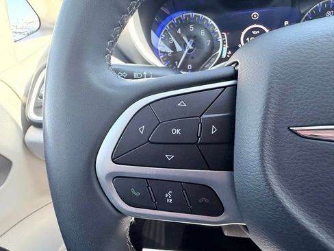 Used 2023 Chrysler Pacifica Touring-L FWD image 10