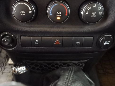 Used 2015 Jeep Wrangler Rubicon w/ Power Convenience Group AWD/4WD image 23