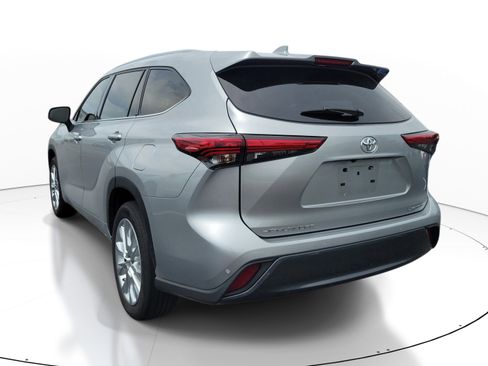 Used 2022 Toyota Highlander Limited FWD image 4