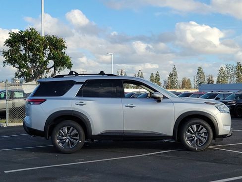 New 2025 Nissan Pathfinder SV image 7