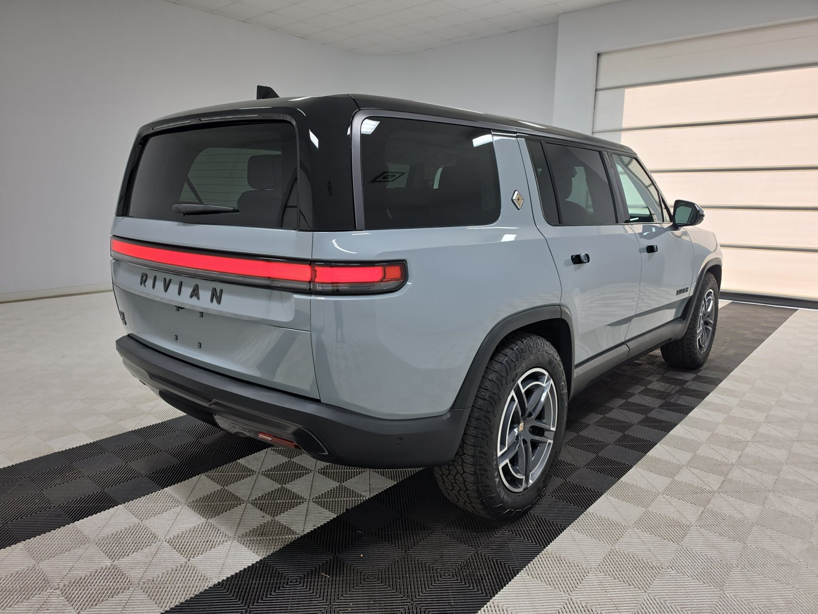 Used 2025 Rivian R1S Adventure Dual AWD/4WD image 5