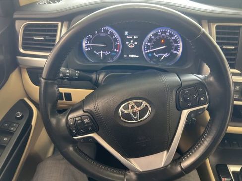 Used 2019 Toyota Highlander XLE FWD image 21