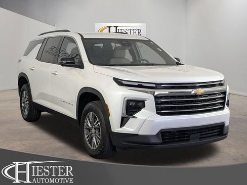 Used 2025 Chevrolet Traverse LT w/ Driver Confidence Package FWD image 1