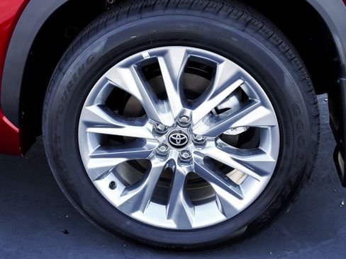 Used 2025 Toyota Highlander Limited image 13