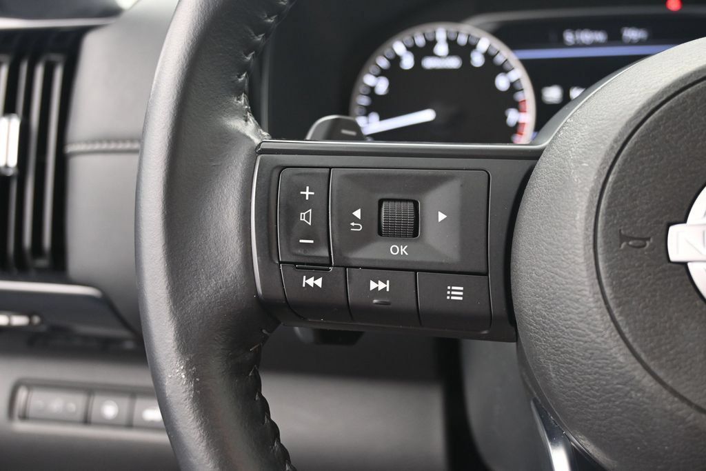 Used 2025 Nissan Pathfinder SV FWD image 32