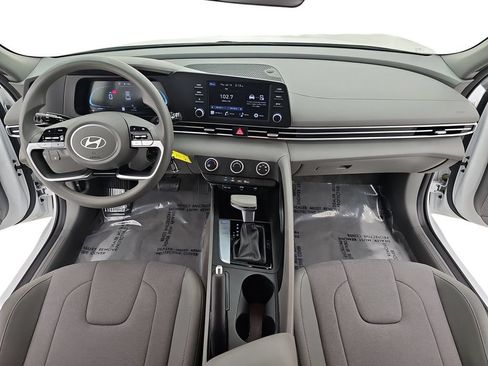 Used 2024 Hyundai Elantra SE FWD image 11