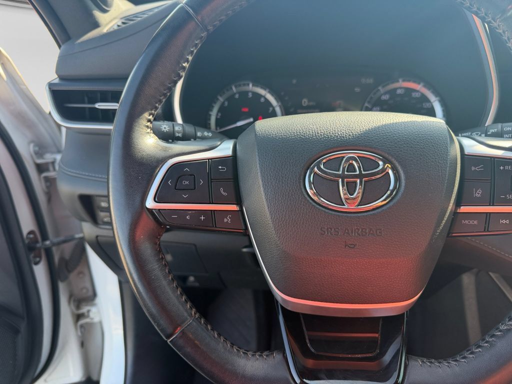 Used 2022 Toyota Highlander XSE FWD image 22