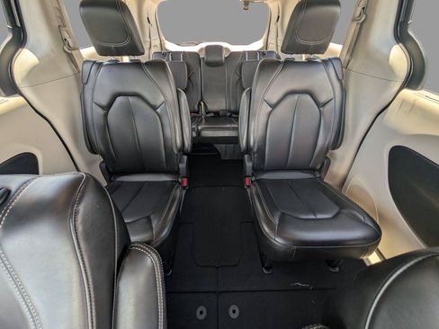 Used 2023 Chrysler Pacifica Touring-L FWD image 35
