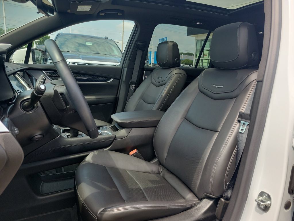 Used 2025 Cadillac XT6 Premium Luxury w/ Technology Package AWD/4WD image 16
