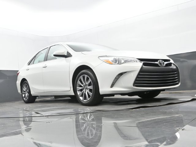 Used 2017 Toyota Camry XLE w/ Moonroof Package FWD image 24