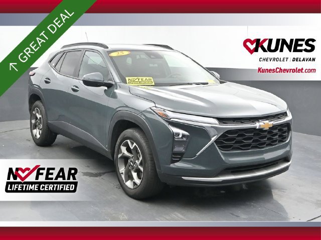 Used 2025 Chevrolet Trax LT FWD image 1