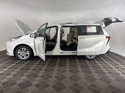 Used 2022 Toyota Sienna Limited image 11