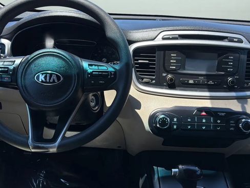 Used 2017 Kia Sorento FWD image 11