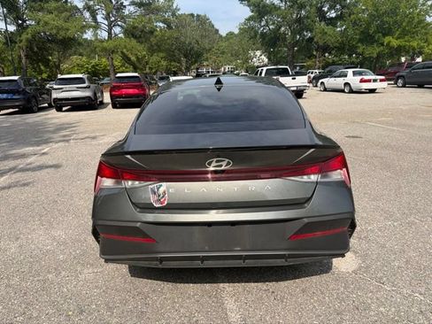 Used 2025 Hyundai Elantra Sport FWD image 4