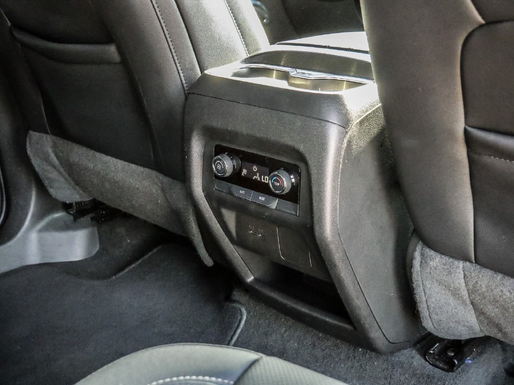 Used 2025 Chevrolet Traverse LT FWD image 23