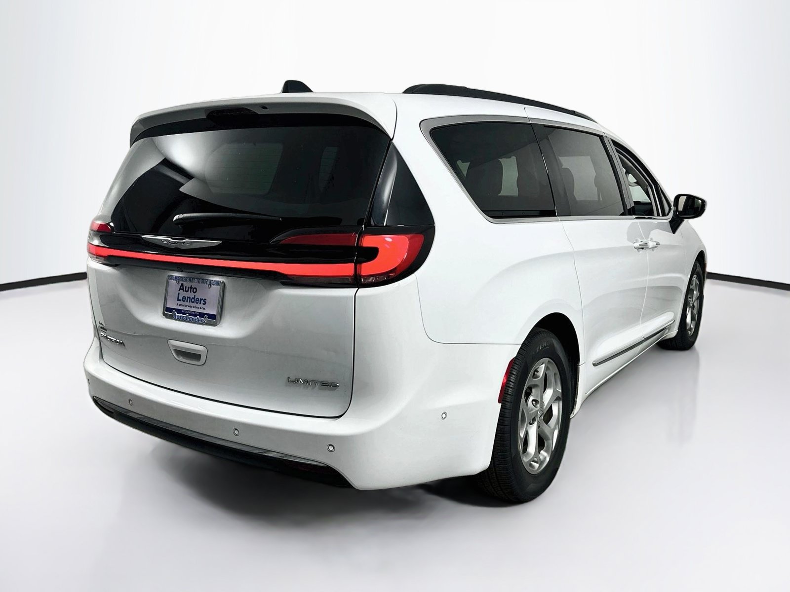 Used 2023 Chrysler Pacifica Limited w/ Uconnect Theater Family Group FWD image 5
