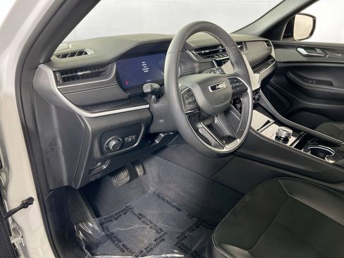 Used 2023 Jeep Grand Cherokee Altitude image 9