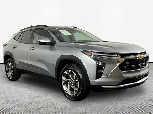 Used 2025 Chevrolet Trax LT FWD image 3