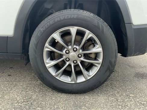 Used 2019 Jeep Cherokee Latitude Plus w/ Cold Weather Group image 29