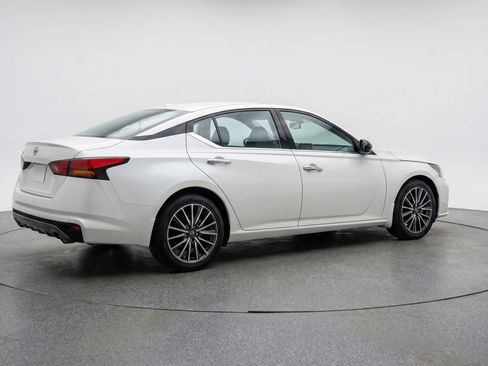 Used 2025 Nissan Altima 2.5 SV FWD image 9