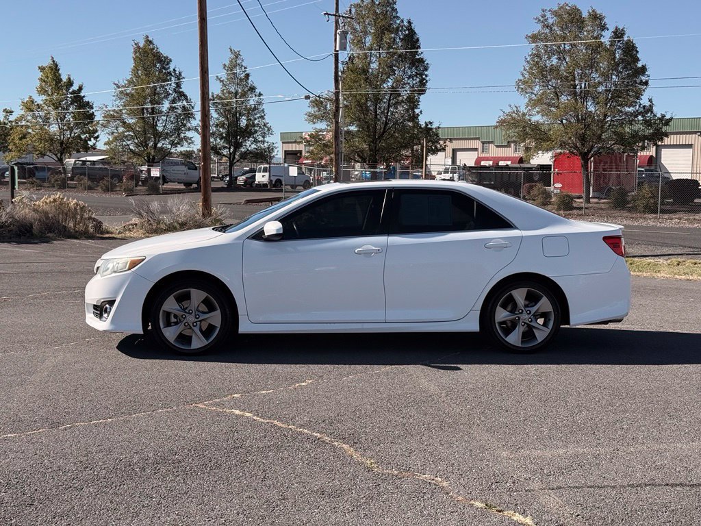 Used 2014 Toyota Camry SE w/ Moonroof Package FWD image 3