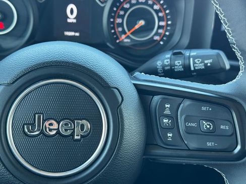 Used 2025 Jeep Wrangler Willys image 25