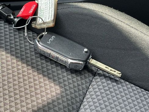 Used 2025 Kia Soul LX w/ LX Technology Package FWD image 21