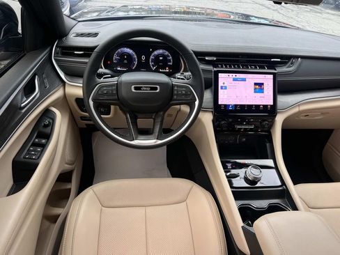 Used 2025 Jeep Grand Cherokee Limited w/ Luxury Tech Group II image 23