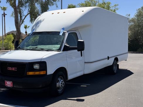 Used 2017 GMC Savana 3500 Extended RWD image 1