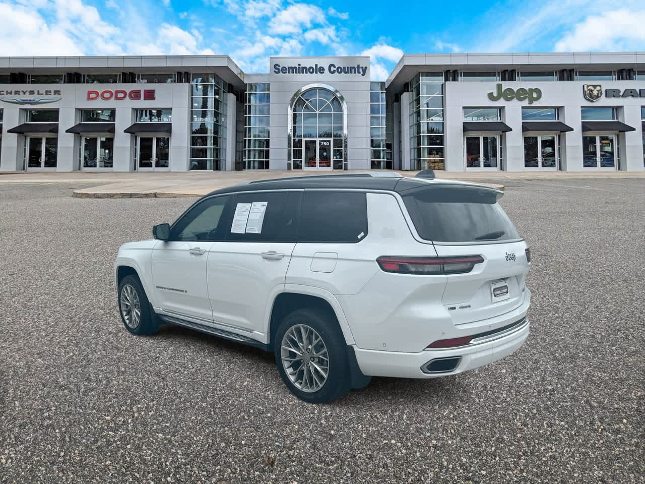 Used 2022 Jeep Grand Cherokee L Summit w/ Advanced Protech Group IV AWD/4WD image 6