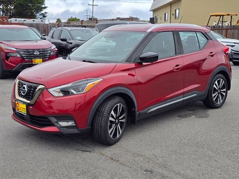 Used 2020 Nissan Kicks SR w/ SR Premium Package FWD image 2