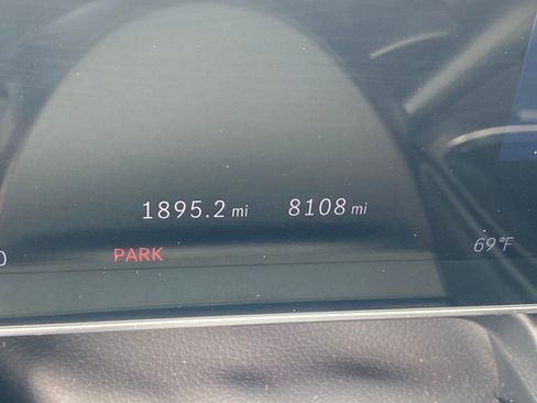 Used 2025 Mercedes-Benz GLC 350e 4MATIC image 8