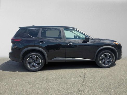 Used 2024 Nissan Rogue SV FWD image 2
