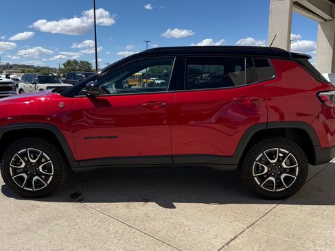 Used 2025 Jeep Compass Trailhawk AWD/4WD image 9