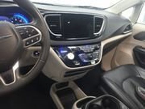 Used 2022 Chrysler Pacifica Touring-L w/ Uconnect Theater Family Group image 11
