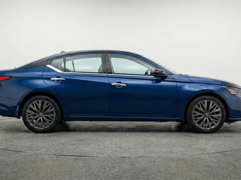 Used 2025 Nissan Altima 2.5 SV image 11