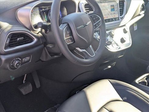 New 2026 Chrysler Pacifica Select image 3