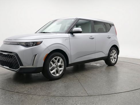 Used 2025 Kia Soul LX w/ LX Technology Package FWD image 3