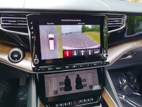 Used 2022 Jeep Grand Wagoneer Series II w/ Convenience Group III image 16