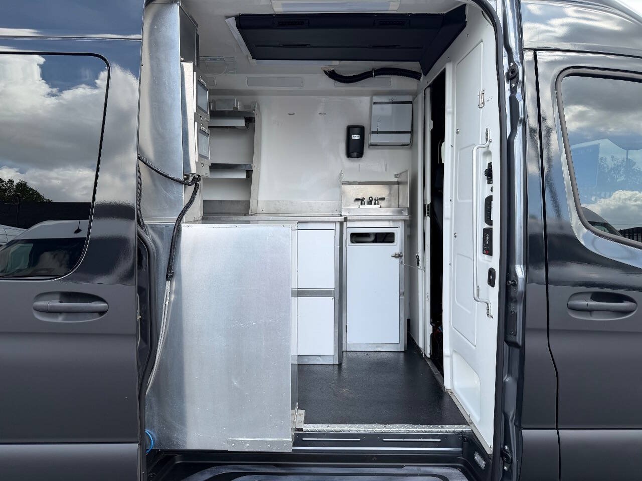 Used 2022 Mercedes-Benz Sprinter 4500 w/ Parking Package image 15