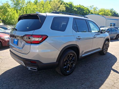 Used 2025 Honda Pilot Touring image 7