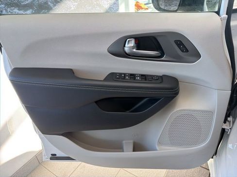 Used 2024 Chrysler Pacifica Touring-L image 22