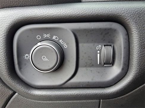 Used 2024 RAM 2500 Tradesman w/ Chrome Appearance Group image 25