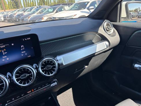 Used 2025 Mercedes-Benz GLB 250 image 37